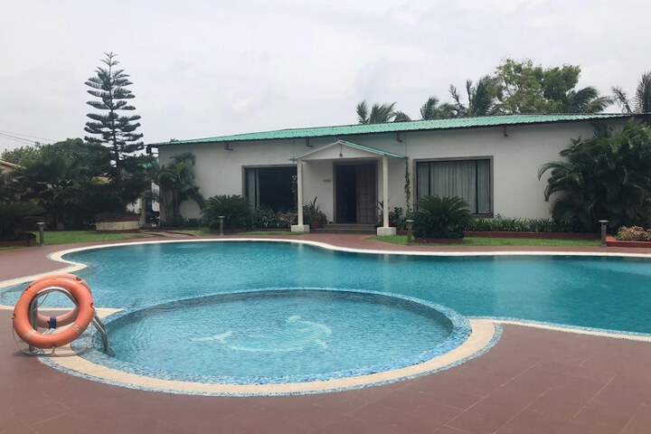 Hotel with Pool