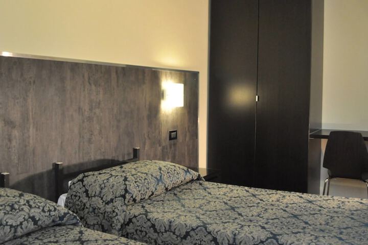 Room 8 of 28