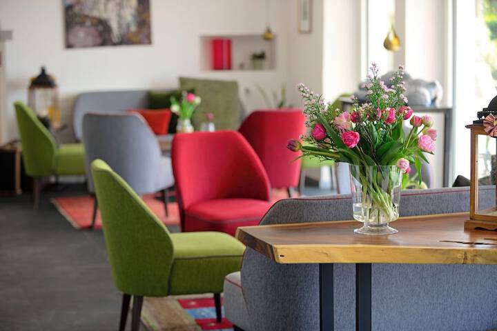 Lobby lounge