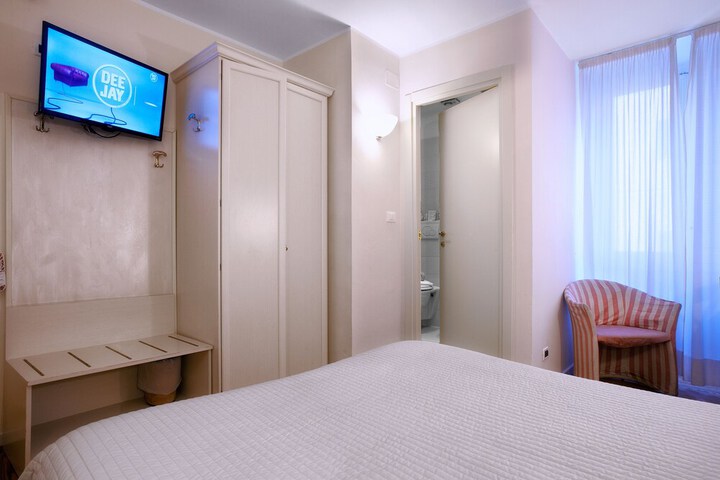 Room 11 of 40