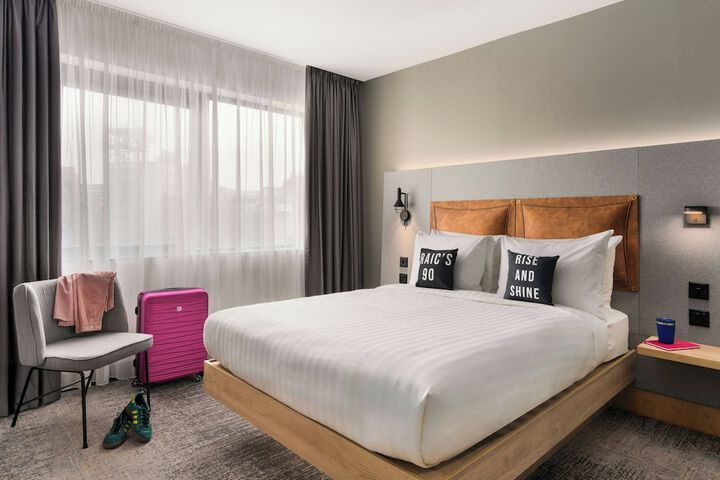 Room 6 of 28