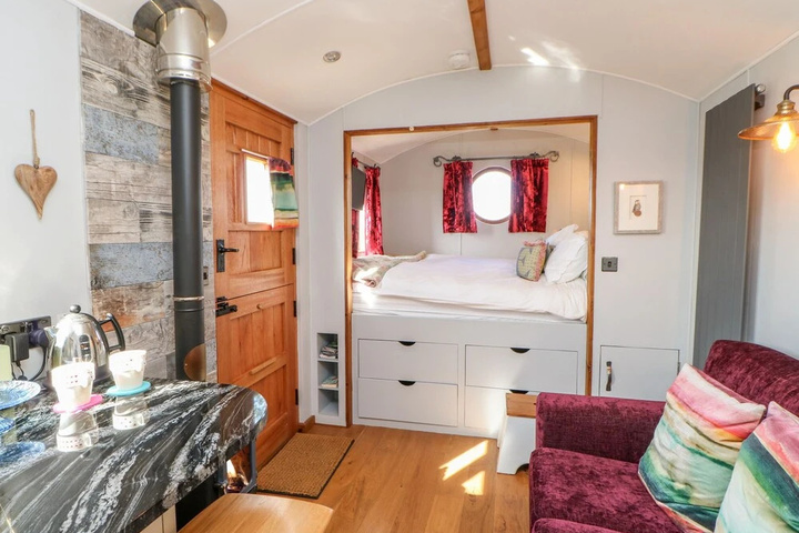Room 4 of 11