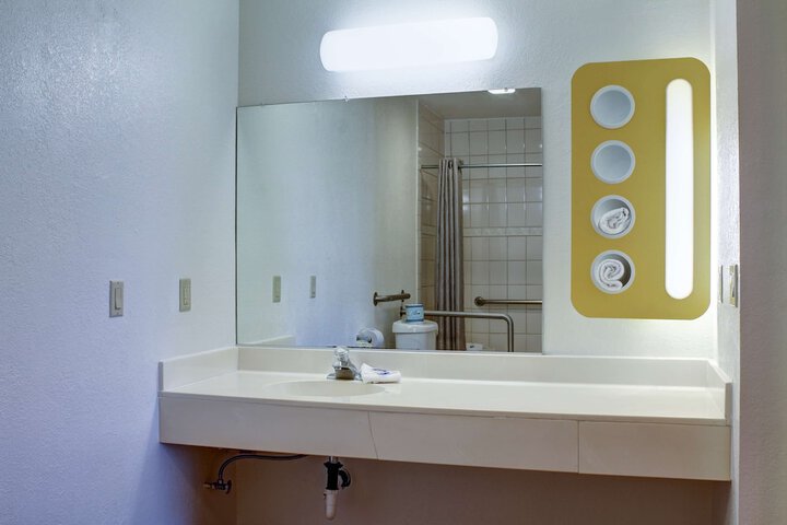 Room 21 of 38