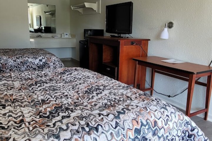 2 Double Beds (7 of 9)