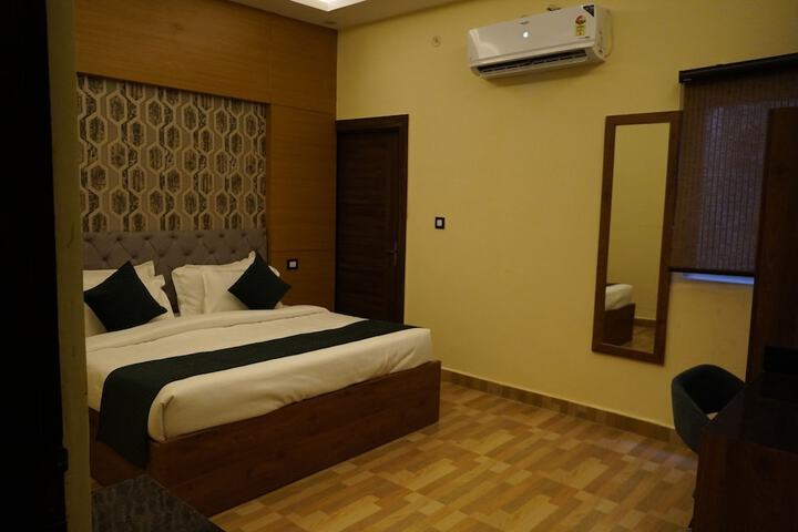 Room 7 of 13