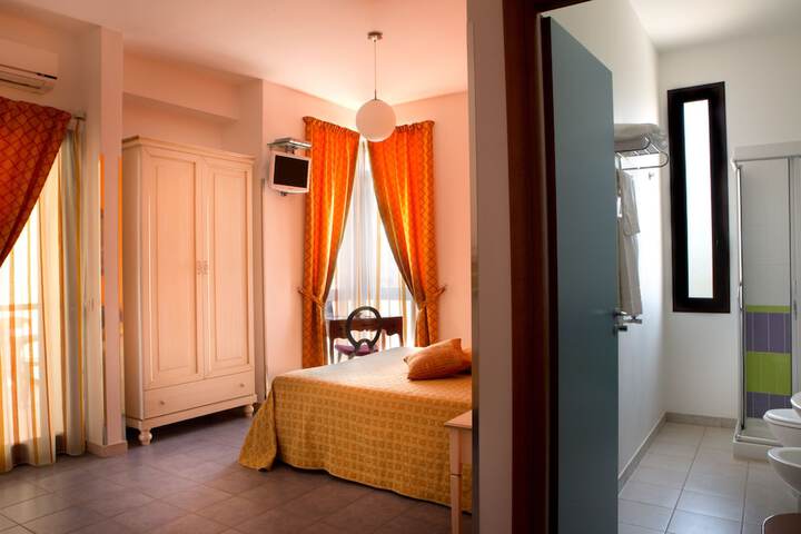 Room 8 of 33