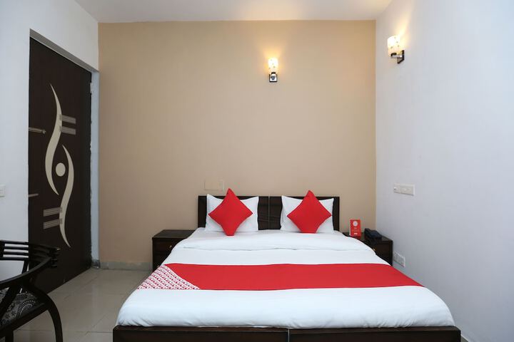 Room 10 of 14