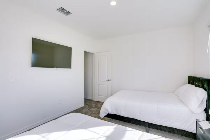Room 4 of 24