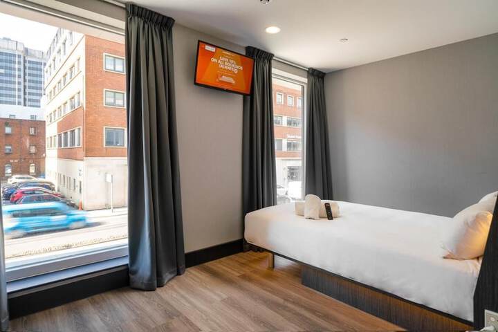 Room 32 of 52