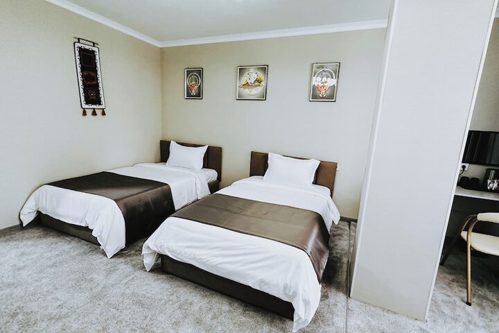 Room 10 of 33