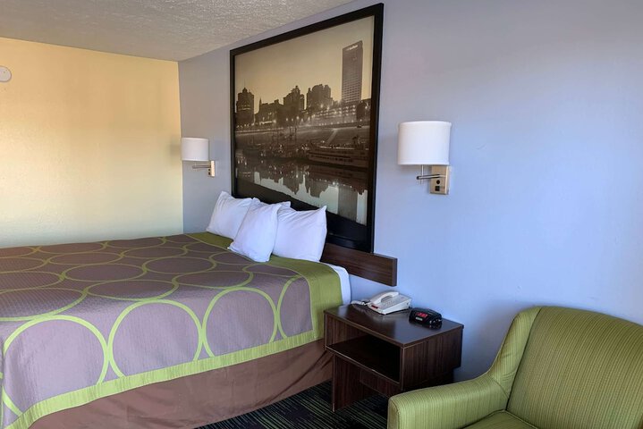 1 King Bed (6 of 10)