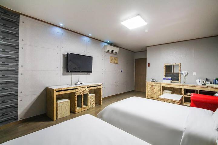 Room 42 of 57
