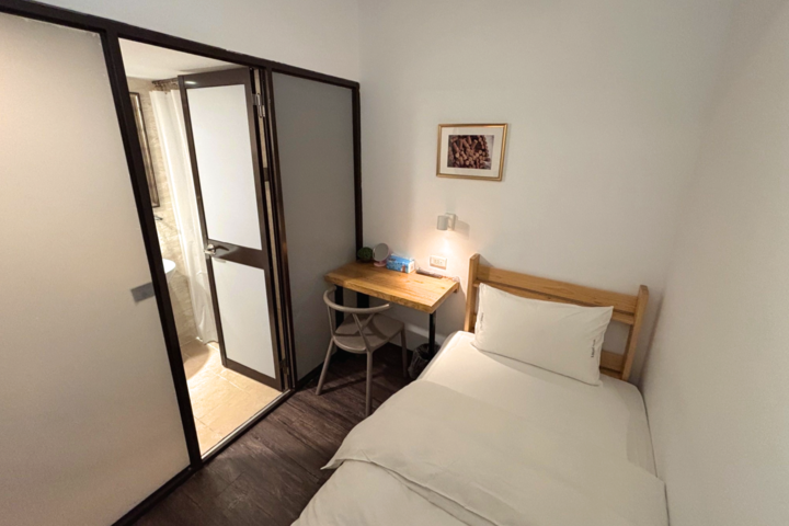 Room 16 of 142