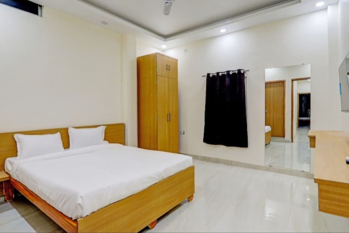 Room 10 of 14