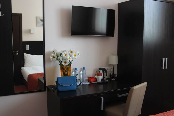 Room 6 of 18