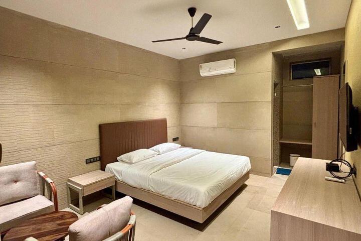 Hotel Baywatch Gorai