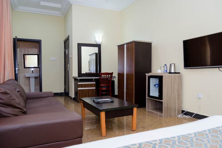 Room 13 of 28