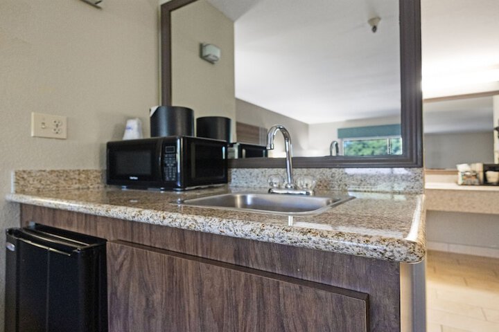 1 King Bed Microwave and Refrigerator WiFi Walk in Shower Full Breakfast (3 of 19)