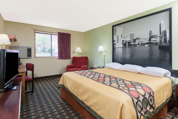 1 King Bed (3 of 8)