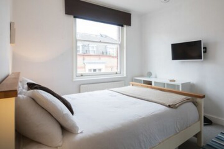 Room 13 of 20