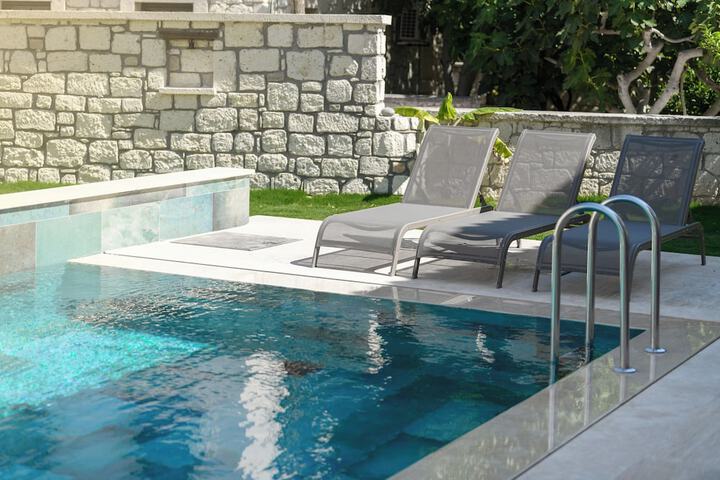 Pool 19 of 25