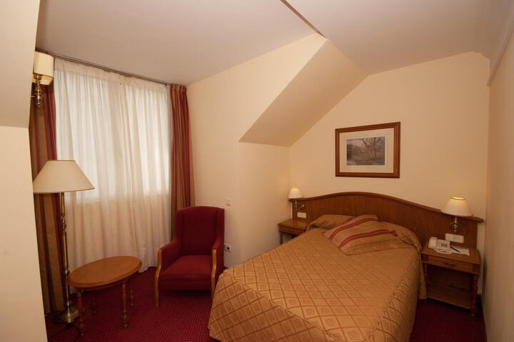 Room 12 of 49