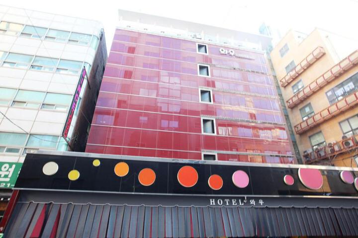 Exterior of Wow Motel
