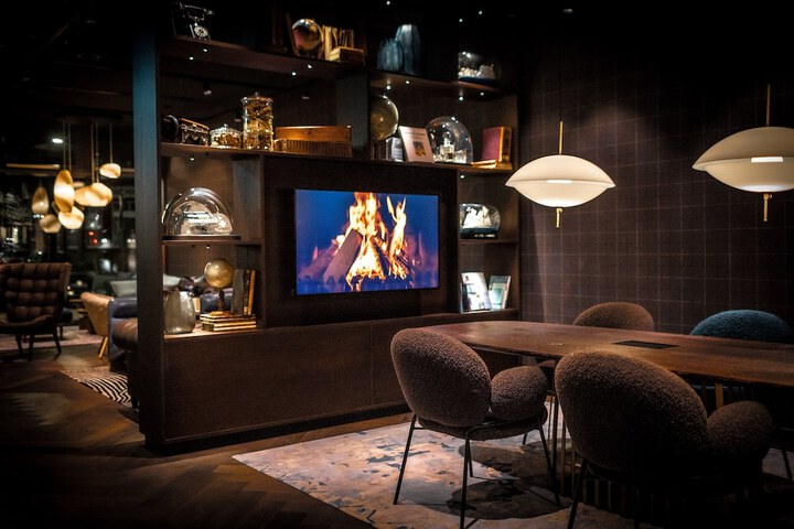 Lounge 42 of 50