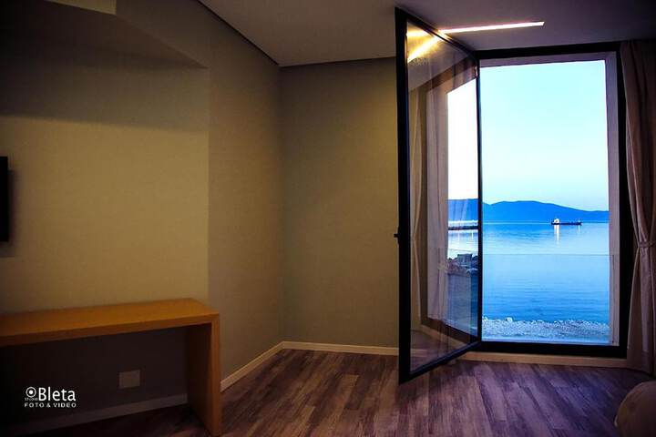 Room 16 of 32