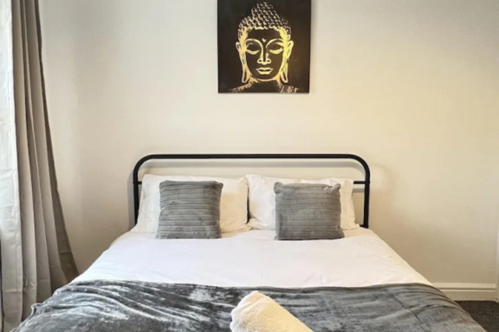 Room 5 of 12
