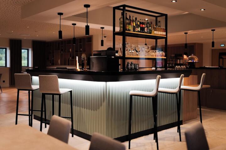 Lounge 63 of 84