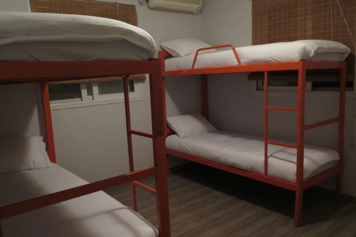 Room 6 of 9
