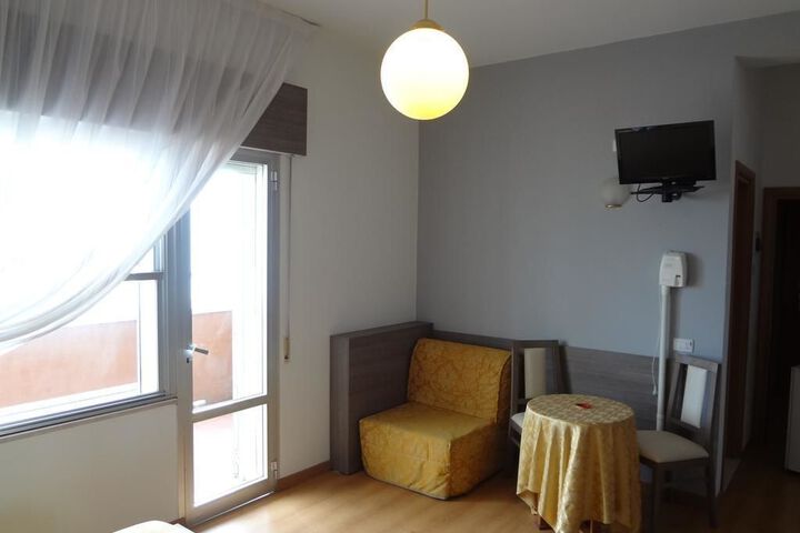 Room 6 of 9