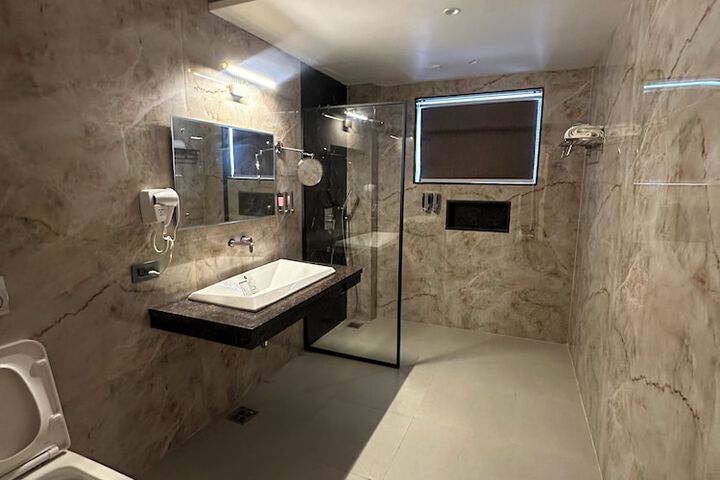 Room 13 of 18