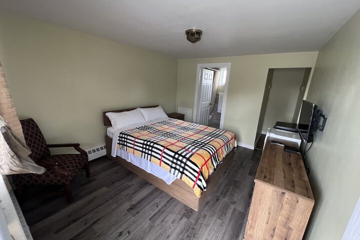 Room 4 of 8