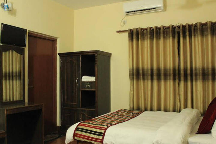 Room 4 of 9