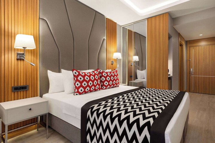 Room 4 of 61