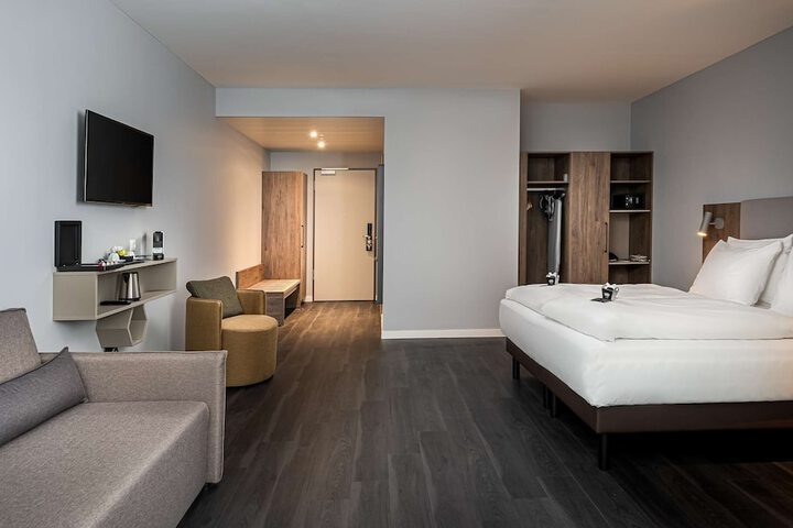 Room 6 of 36