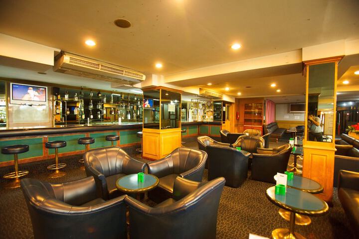 Lounge 23 of 28