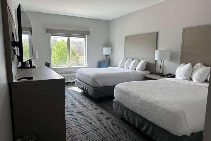 2 Queen Beds Work Desk Microwave and Refrigerator Full Breakfast (2 of 8)