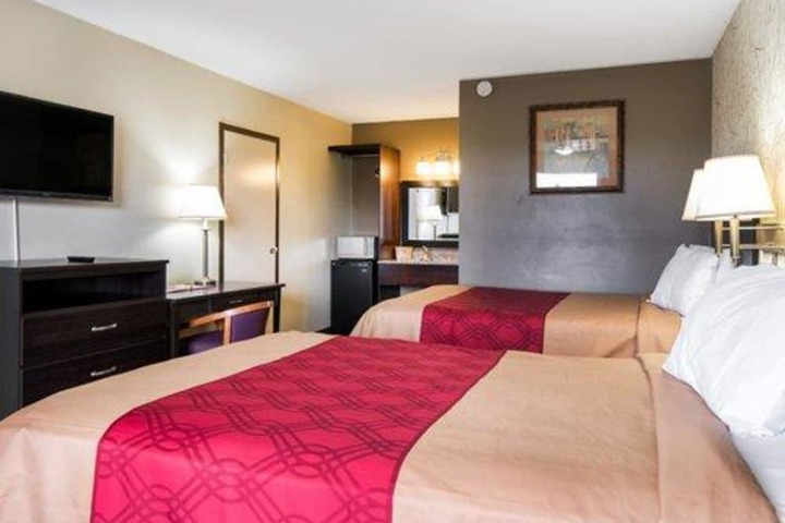 2 Double Beds (3 of 6)