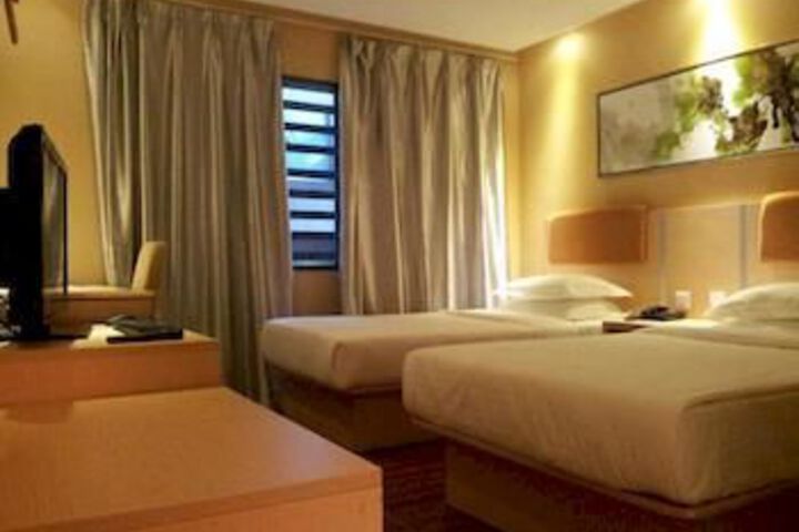 Room 6 of 14