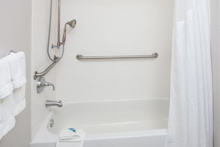 2 Queen Beds Standard Comm Accessible Tub (5 of 9)