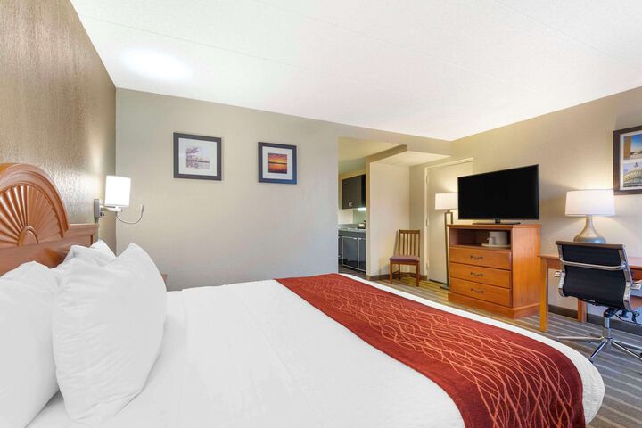 1 King Bed (2 of 22)