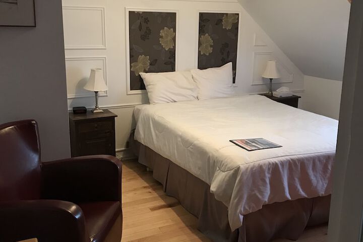 Room 8 of 102