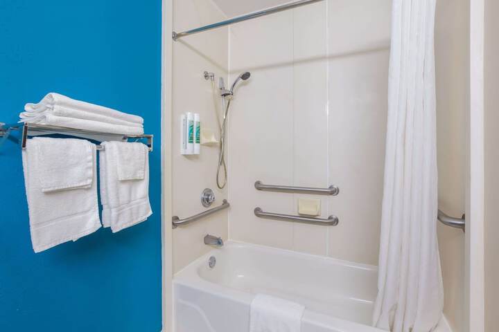 Studio 2 Queen Beds Kitchenette (9 of 16)