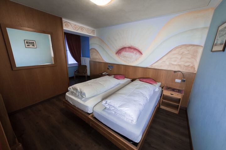 Room 8 of 37