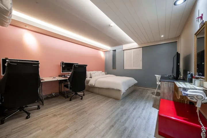 Room 4 of 19