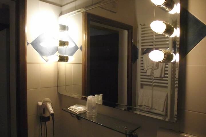 Room 27 of 85