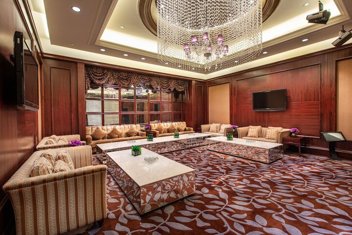 Lounge 46 of 61